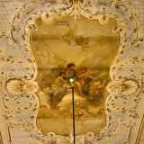 Sul soffitto � riprodotta una scena celestiale dove fanciulle con delicate tuniche sono circondate da angioletti che reggono fronde vegetali